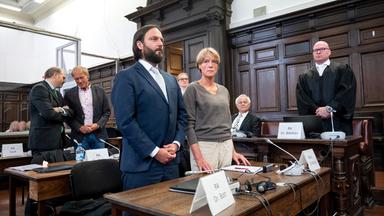 Hamburg: Christina Block (M), deutsche Gastronomin und Unternehmerin, steht im Prozess wegen mutmaßlicher Kindesentführung im Landgericht Hamburg im Saal neben Ingo Bott (3.v.l.), Verteidiger von Block.