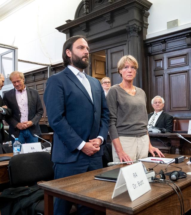 Hamburg: Christina Block (M), deutsche Gastronomin und Unternehmerin, steht im Prozess wegen mutmaßlicher Kindesentführung im Landgericht Hamburg im Saal neben Ingo Bott (3.v.l.), Verteidiger von Block.