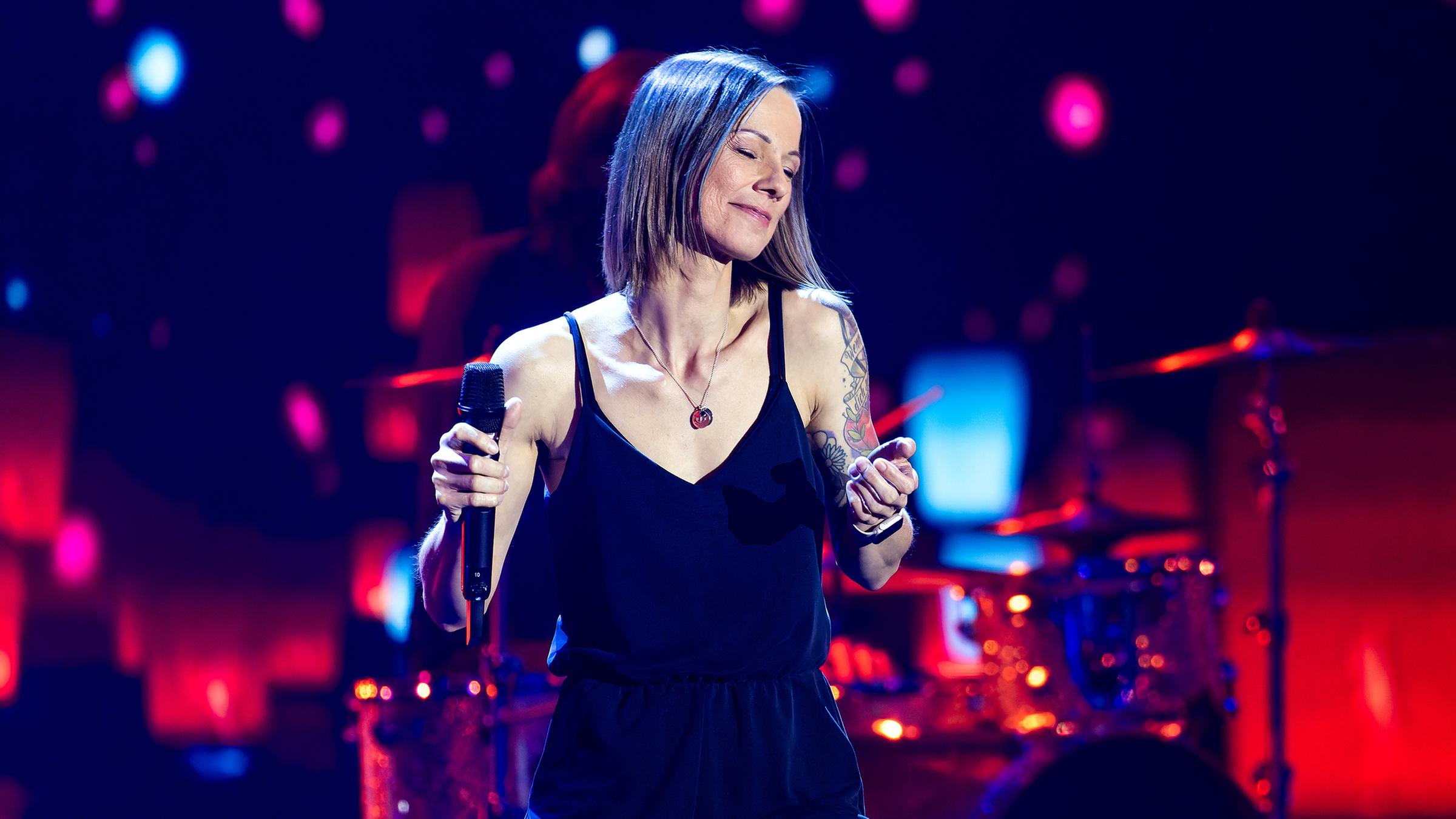 Christina Stürmer mit geschlossenen Augen bei einem Konzert.