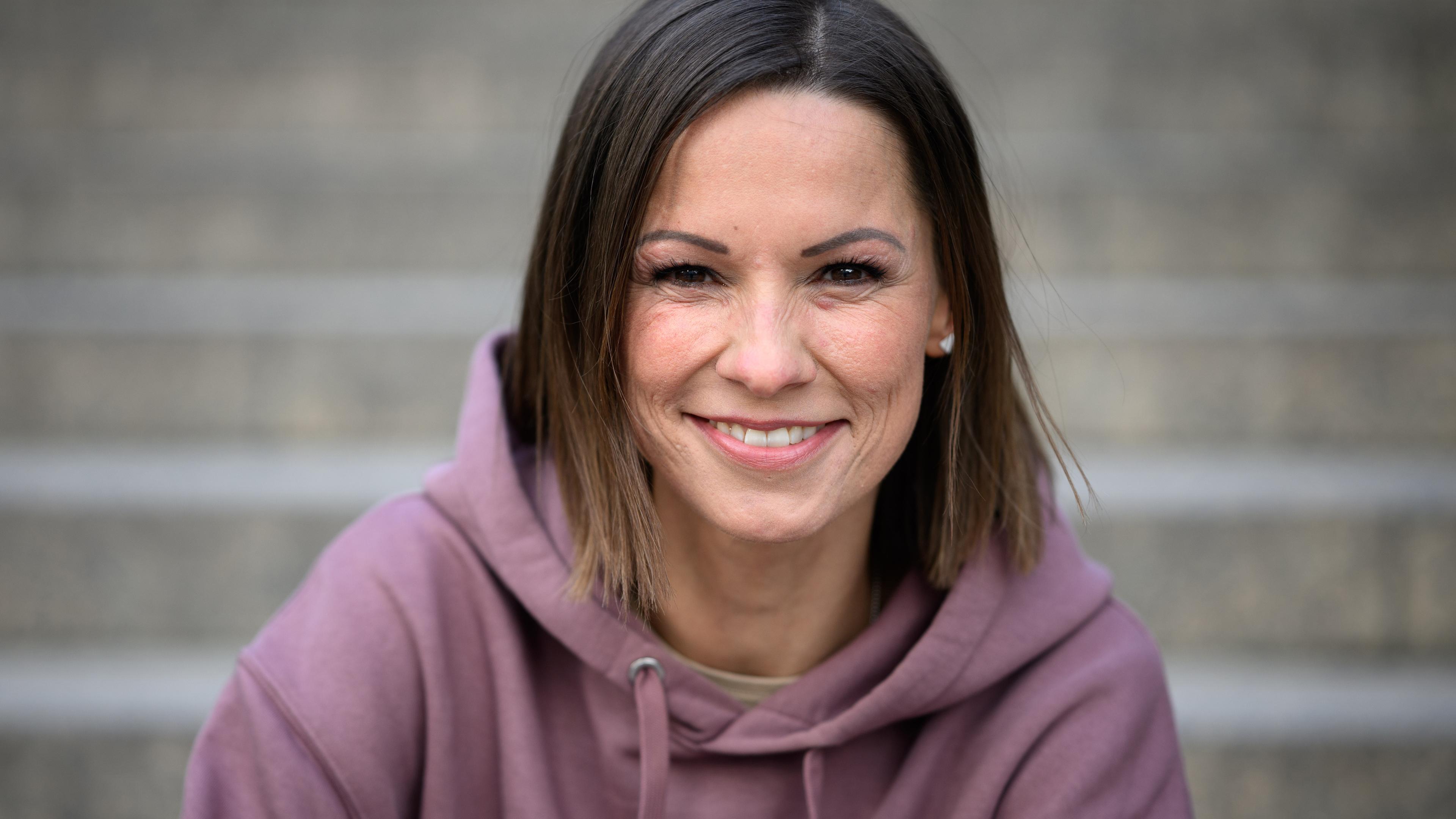 Christina Stürmer sitzt vor einem Preview eines Musikvideos auf einer Treppe am Zoo-Palast in Berlin-Charlottenburg