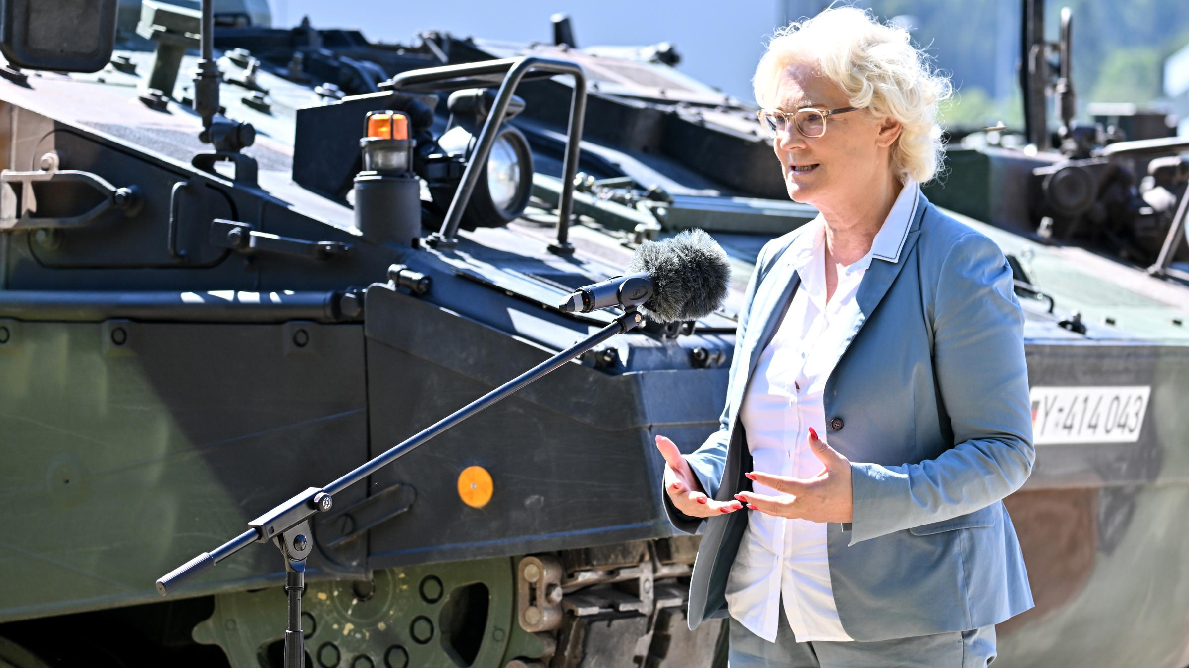 Verteidigungsministerin Christine Lambrecht spricht während eines Truppenbesuchs in der Alb-Kaserne in Stetten am kalten Markt.