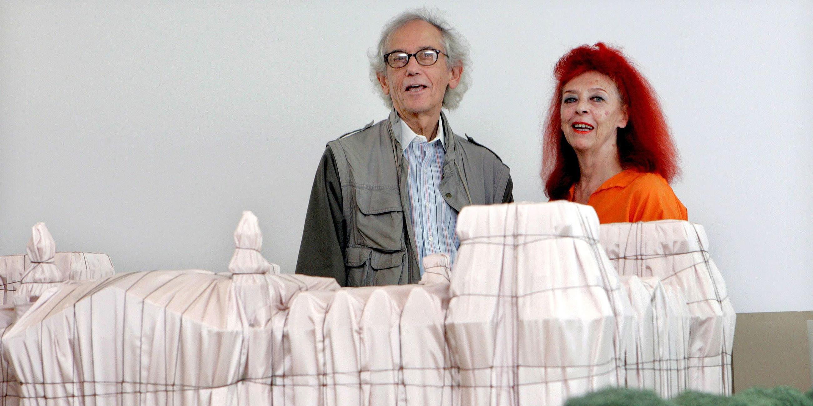 Ehepaar Christo mit Modell des verhüllten Reichstags