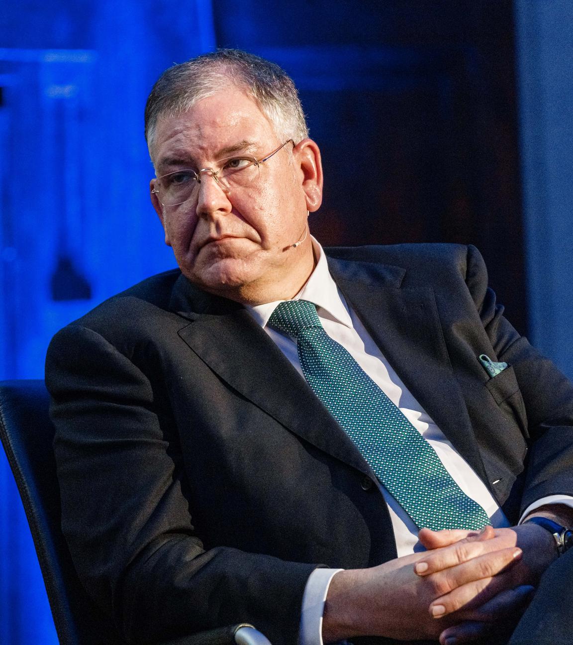 09.11.2019, Hamburg: Christoph Ahlhaus (CDU), ehemaliger Erster Bürgermeister Hamburgs, sitzt auf einer Diskussionsveranstaltung mit Amtskollegen auf dem Podium.