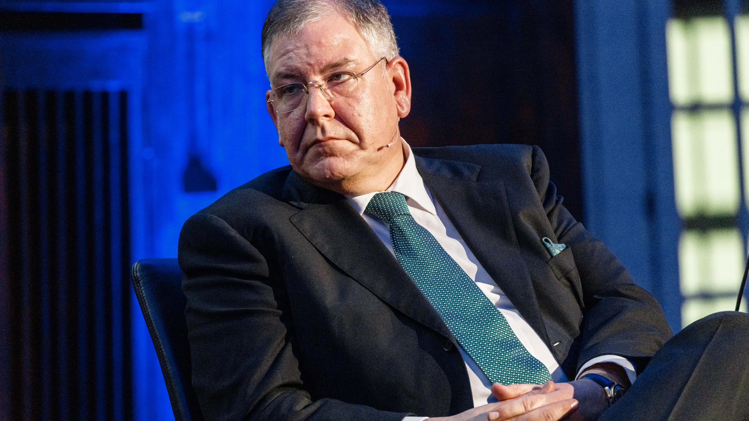 09.11.2019, Hamburg: Christoph Ahlhaus (CDU), ehemaliger Erster Bürgermeister Hamburgs, sitzt auf einer Diskussionsveranstaltung mit Amtskollegen auf dem Podium.