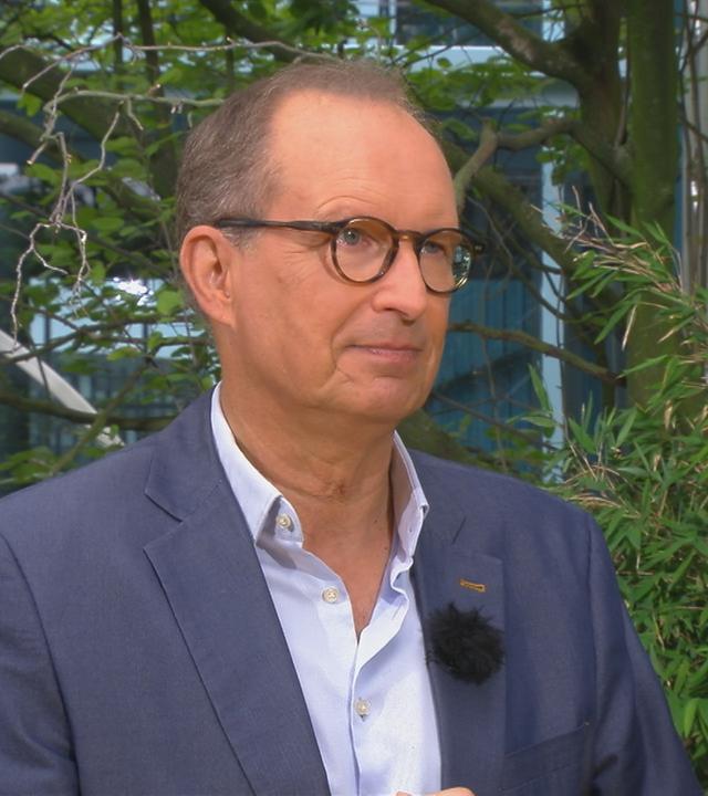 Dr. Christoph Specht erklärt bei Volle Kanne woran man Hitzeerschöpfung, Hitzschlag oder Sonnenstich erkennt.