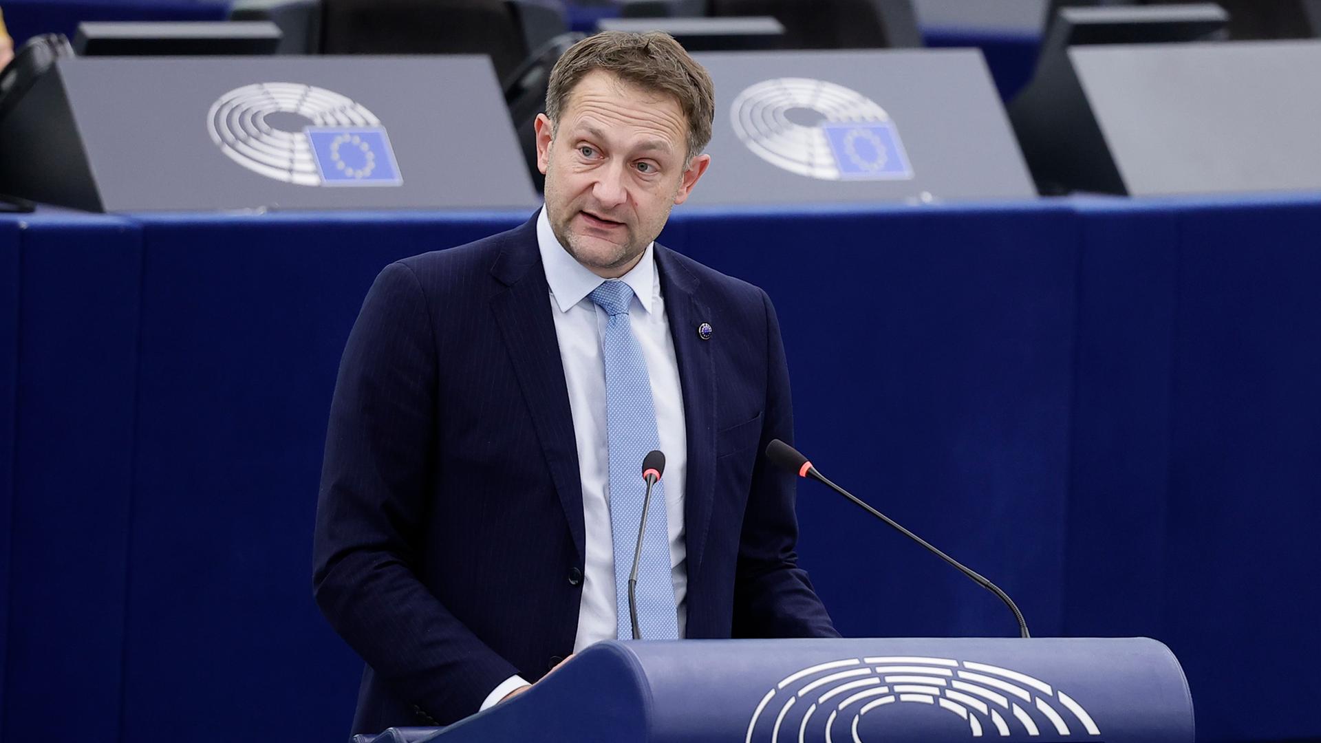 Christophe Hansen, EU-Kommissar für Landwirtschaft und Ernährung, spricht bei einer Debatte im Europäischen Parlament.