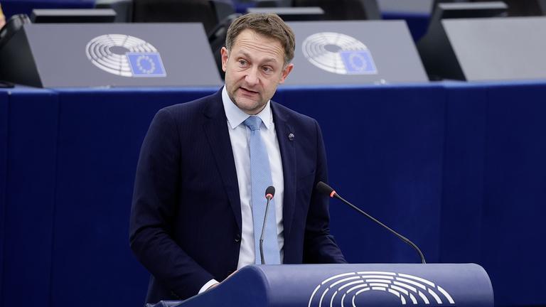 Christophe Hansen, EU-Kommissar für Landwirtschaft und Ernährung, spricht bei einer Debatte im Europäischen Parlament.