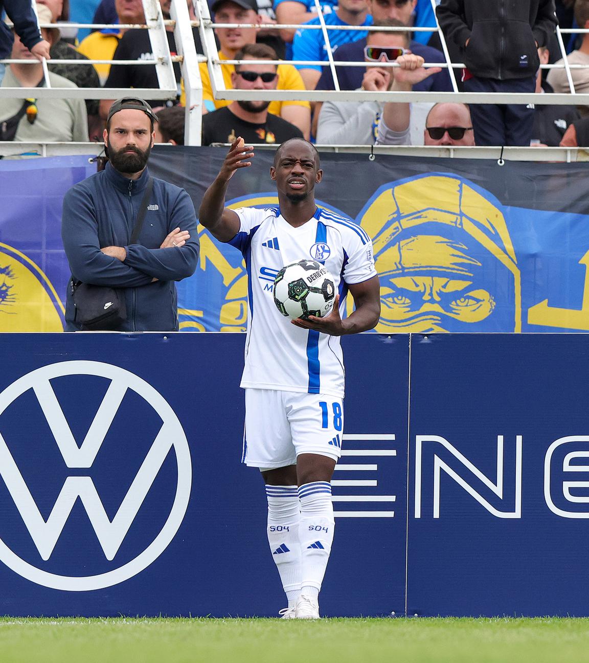 Christopher Antwi-Adjei vom FC Schalke beim Einwurf.