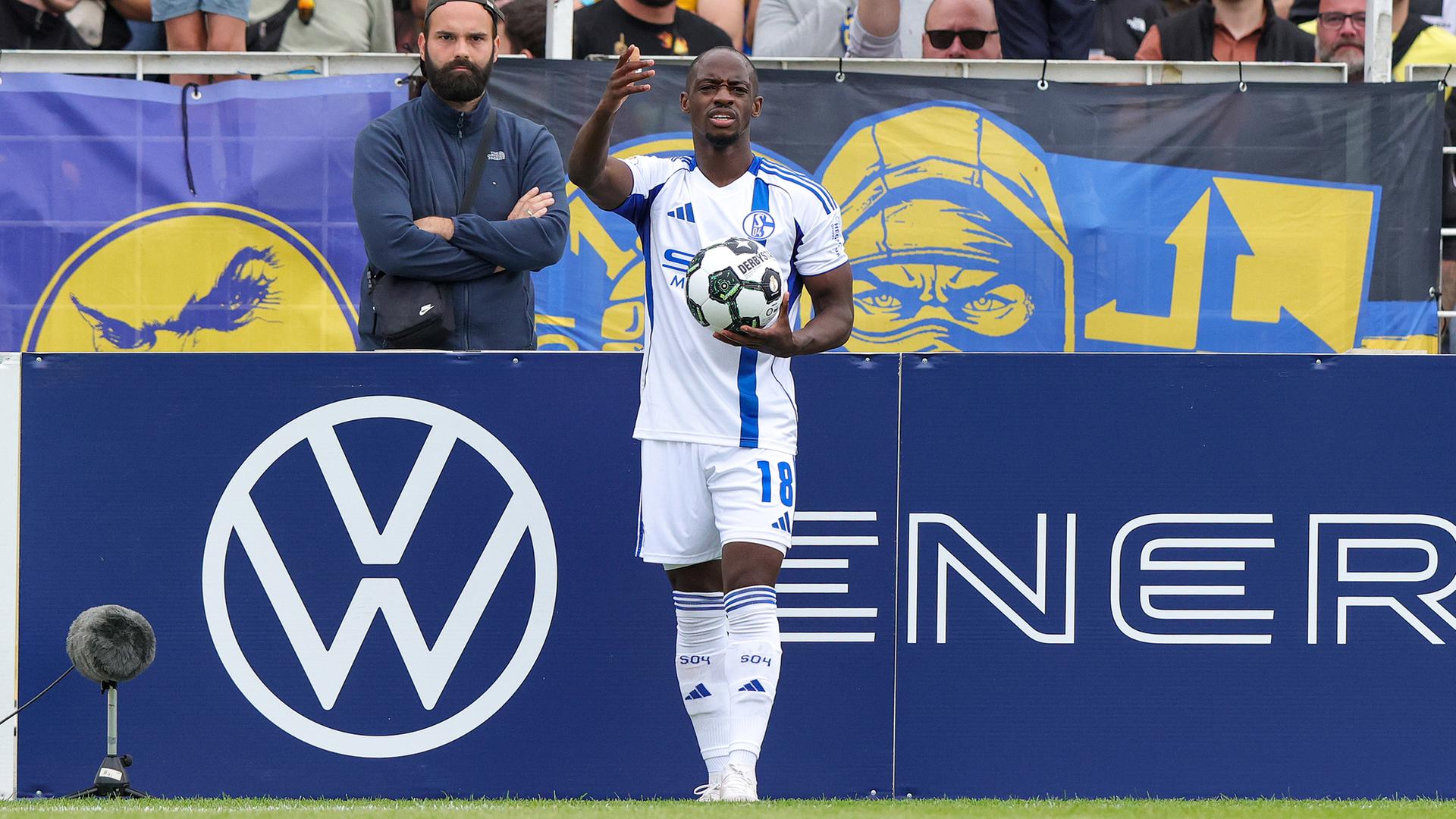 Christopher Antwi-Adjei vom FC Schalke beim Einwurf.