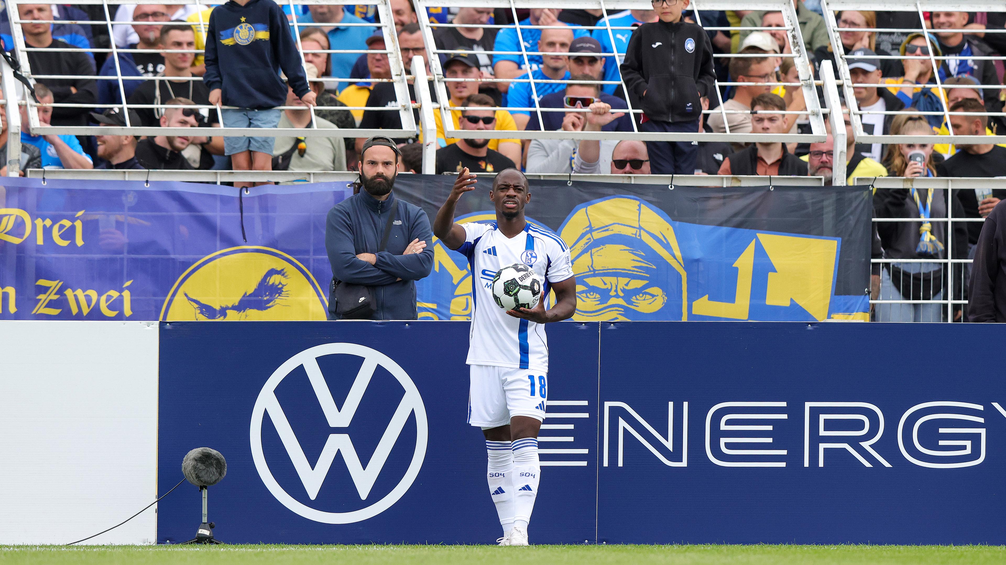 Christopher Antwi-Adjei vom FC Schalke beim Einwurf.