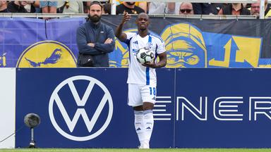 Christopher Antwi-Adjei vom FC Schalke beim Einwurf.