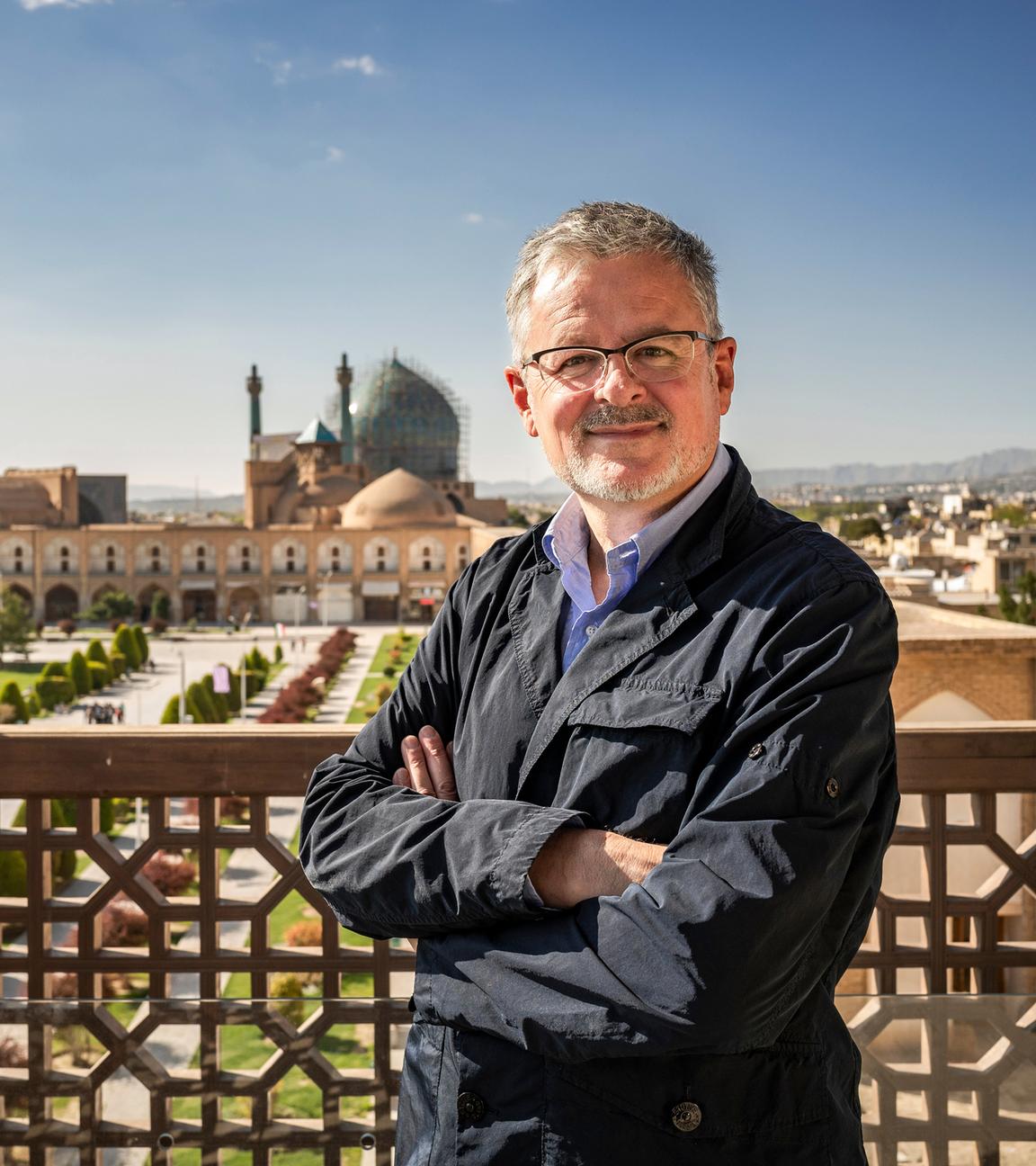 Christopher Clark mit blauer Jacke auf einem Balkon am Imam-Platz in Isfahan.