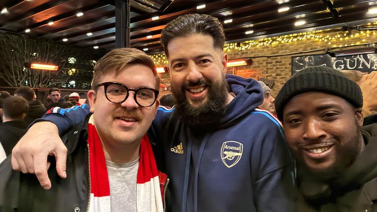 V.l.n.r.: Arsenal-Fans Christopher, Gary und Shuwhan