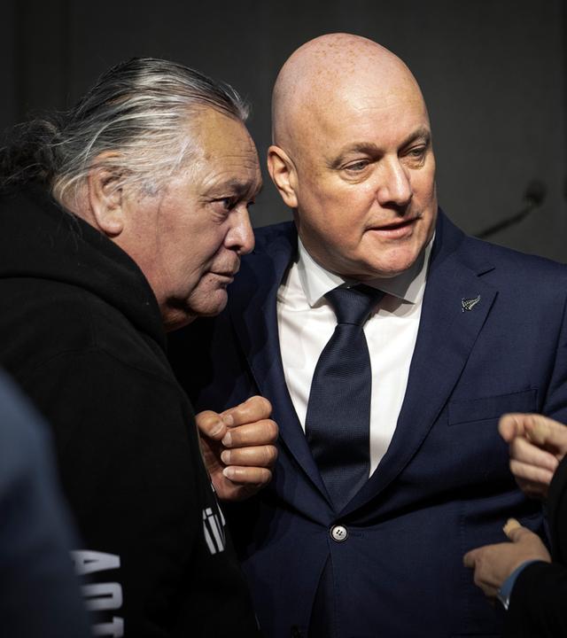 Christopher Luxon, Mitte, spricht mit der Überlebenden Whiti Ronaki, links, und Laura Cherrington nach seiner „formellen und vorbehaltlosen“ Entschuldigung im Parlament für den weit verbreiteten Missbrauch, die Folter und die Vernachlässigung von Hunderttausenden von Kindern und schutzbedürftigen Erwachsenen, die in Pflege waren am12.11.2024.