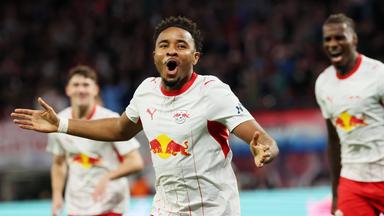 RB Leipzigs Stürmer Christopher Nkunku jubelt nach seinem Treffer zum 2:0 in der Bundesligapartie gegen Eintracht Frankfurt