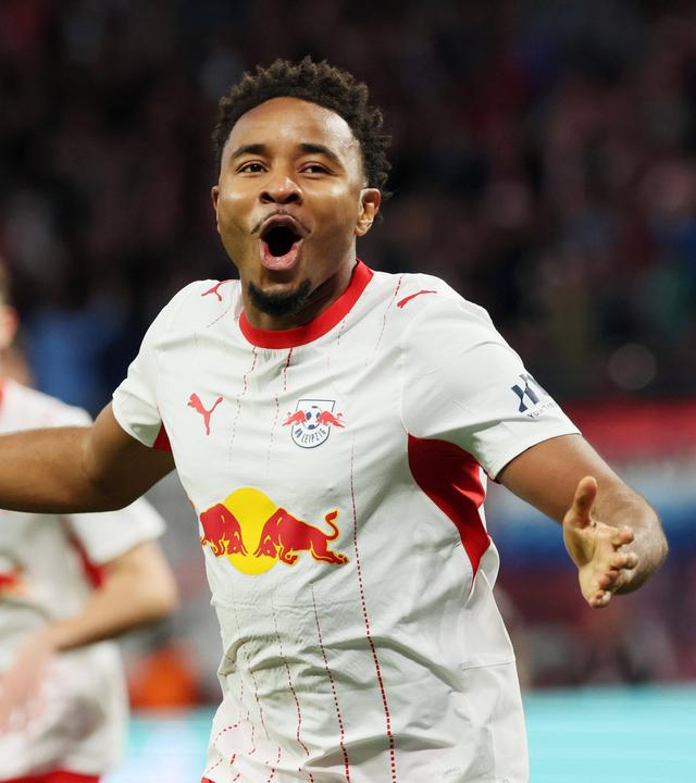 RB Leipzigs Stürmer Christopher Nkunku jubelt nach seinem Treffer zum 2:0 in der Bundesligapartie gegen Eintracht Frankfurt