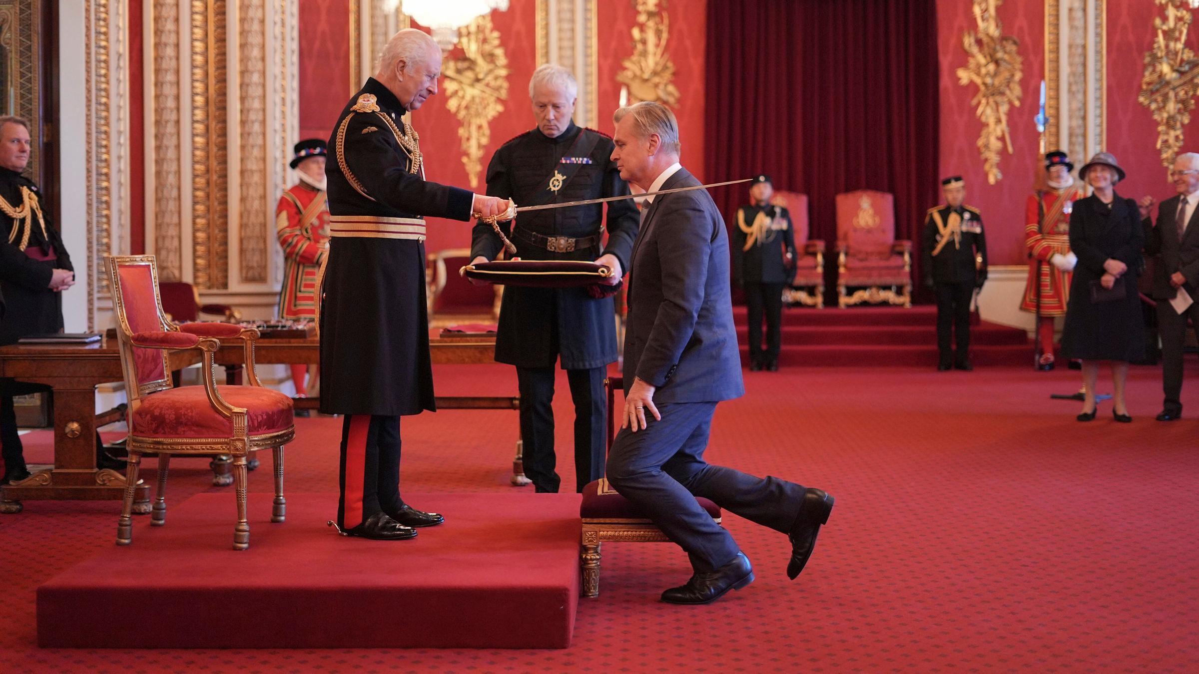König Charles ehrt Christopher Nolan mit dem Ritterschlag.