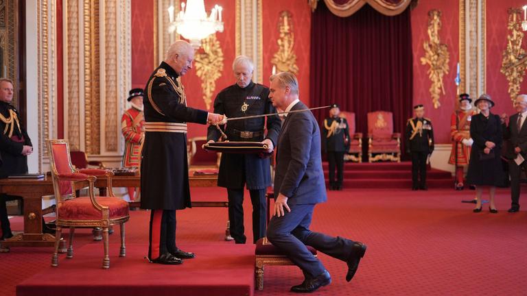König Charles ehrt Christopher Nolan mit dem Ritterschlag.