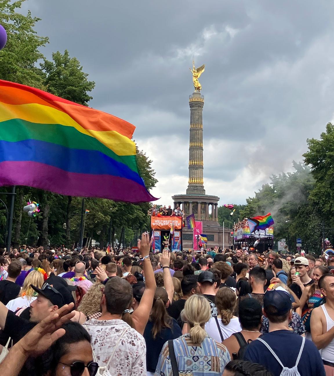 Berlin: Menschen feiern beim alljährlichen Berlin Pride Umzug zum Christopher Street Day (CSD). Archivbild