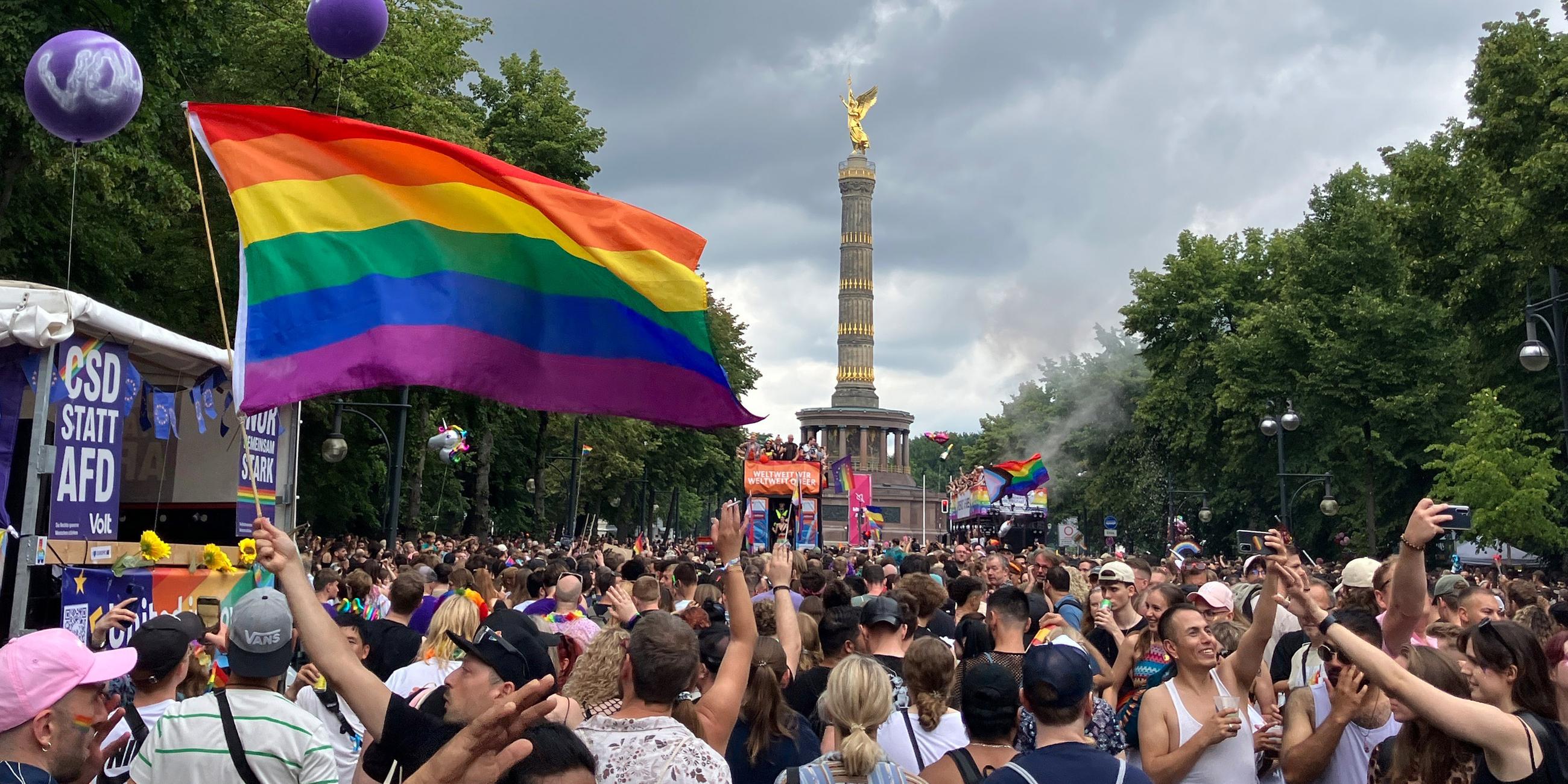Berlin: Menschen feiern beim alljährlichen Berlin Pride Umzug zum Christopher Street Day (CSD). Archivbild
