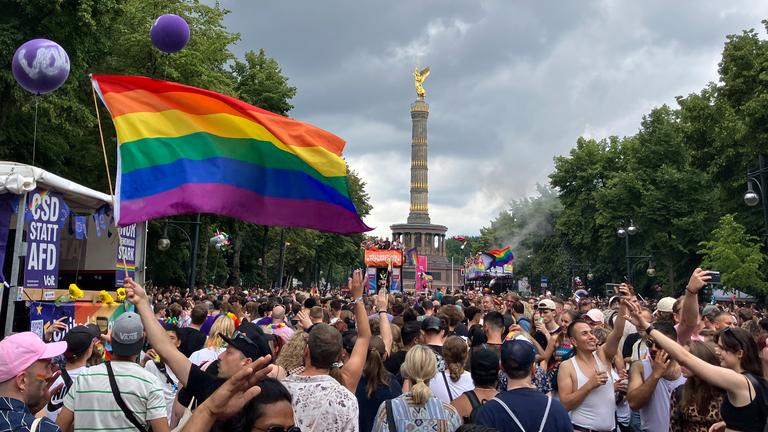 Berlin: Menschen feiern beim alljährlichen Berlin Pride Umzug zum Christopher Street Day (CSD). Archivbild