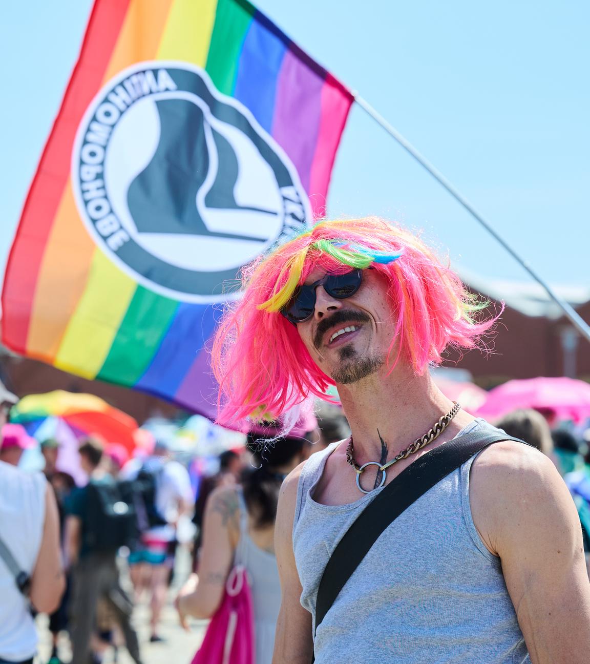 21.06.2025, Brandenburg, Eberswalde: Ein Teilnehmer des CSD (Christopher Street Day) trägt eine bunte Perücke.