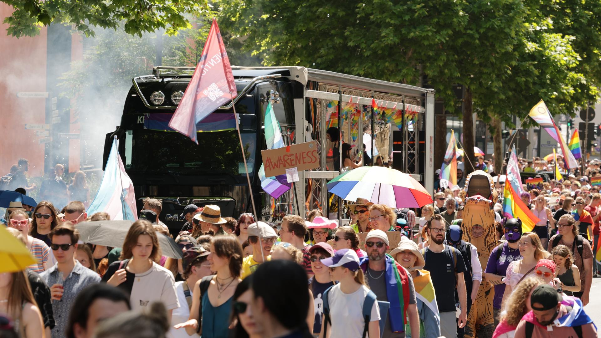 Teilnehmer des Christopher Street Days (CSD) gehen am 21.06.2025 durch die Innenstadt Jenas.