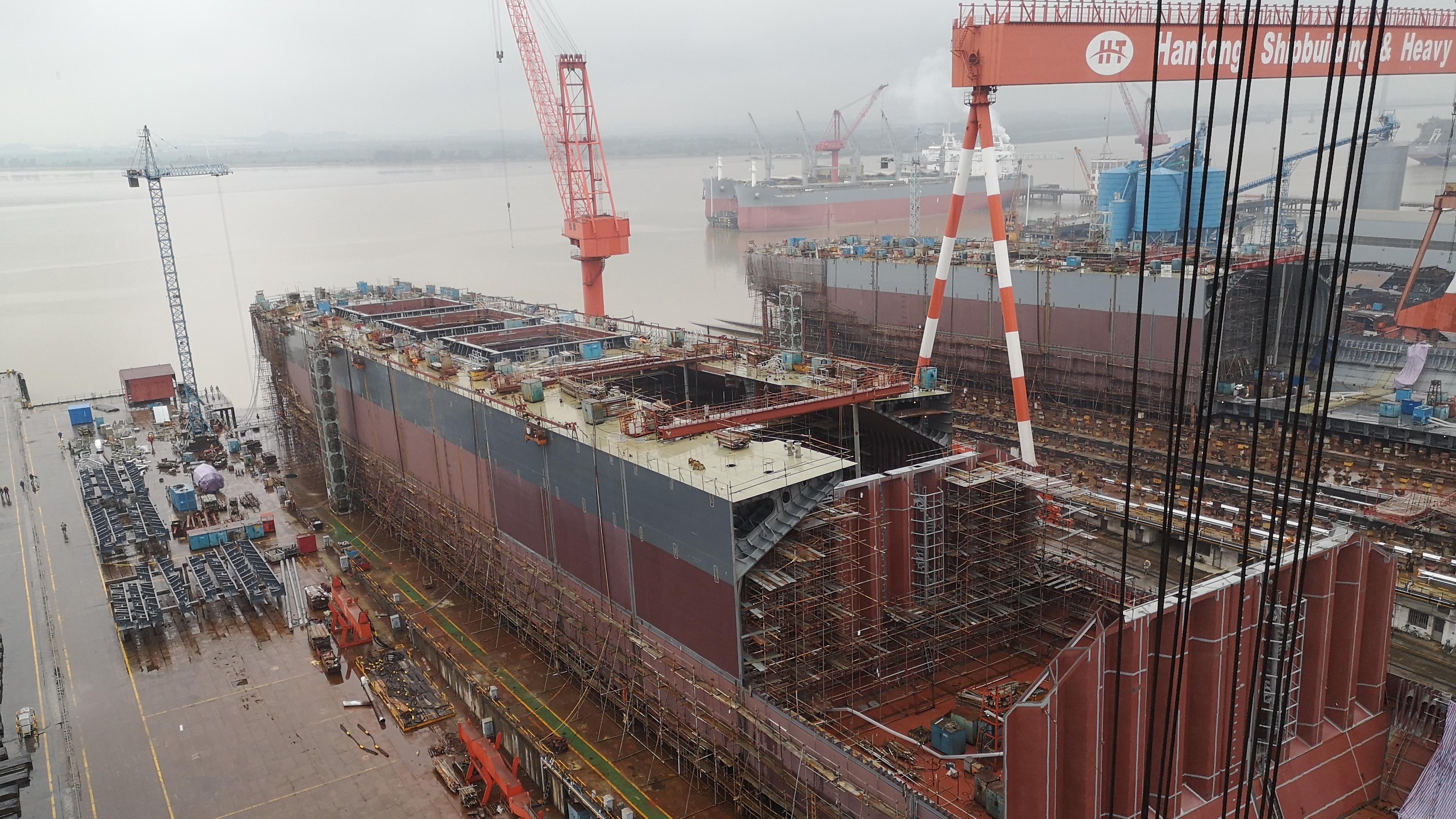 "Terra X: Giganten der Meere - Die Welt der Megafrachter und der Kreuzfahrtriesen": Luftaufnahme. Werft mit Schiff im Bau.