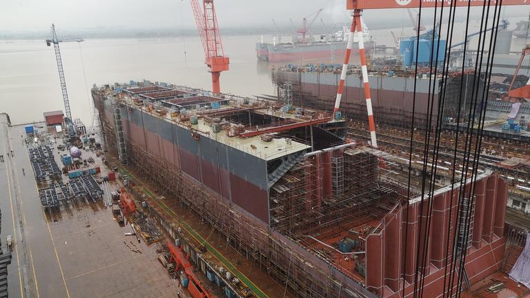 "Terra X: Giganten der Meere - Die Welt der Megafrachter und der Kreuzfahrtriesen": Luftaufnahme. Werft mit Schiff im Bau.