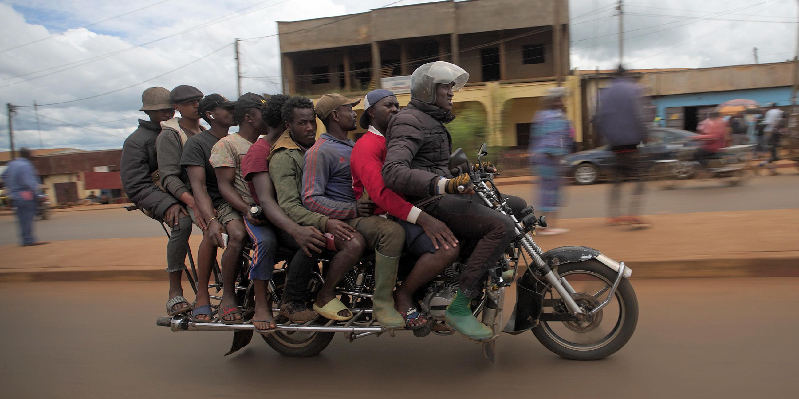 "Afrika: Kontinent der Vielfalt - Tradition und Moderne": Acht Menschen hintereinander auf einem Motorrad.