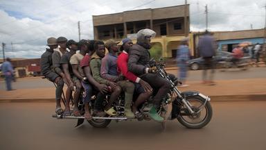 "Afrika: Kontinent der Vielfalt - Tradition und Moderne": Acht Menschen hintereinander auf einem Motorrad.