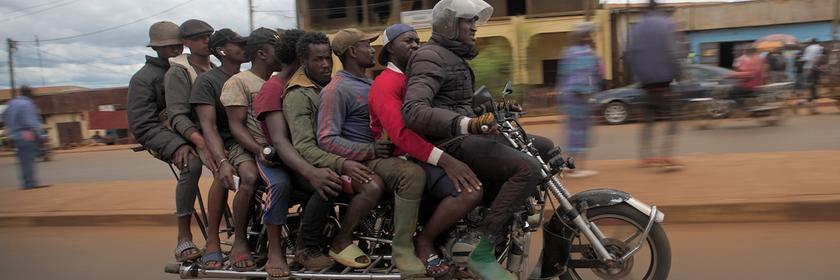 "Afrika: Kontinent der Vielfalt - Tradition und Moderne": Acht Menschen hintereinander auf einem Motorrad.