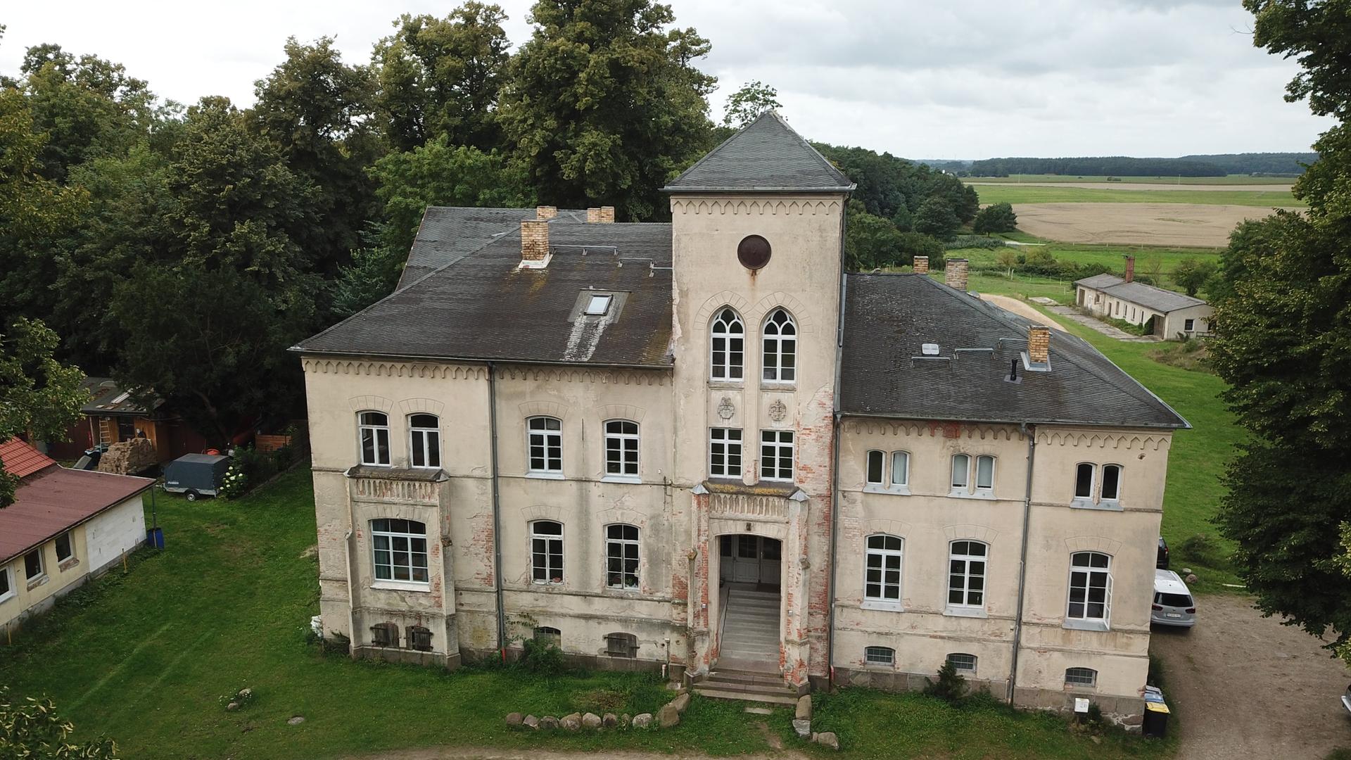 "hallo deutschland: Gutshausretter in Mecklenburg - Sanieren für den Lebenstraum": Blick mit der Drohne auf Gutshaus Kobrow.
