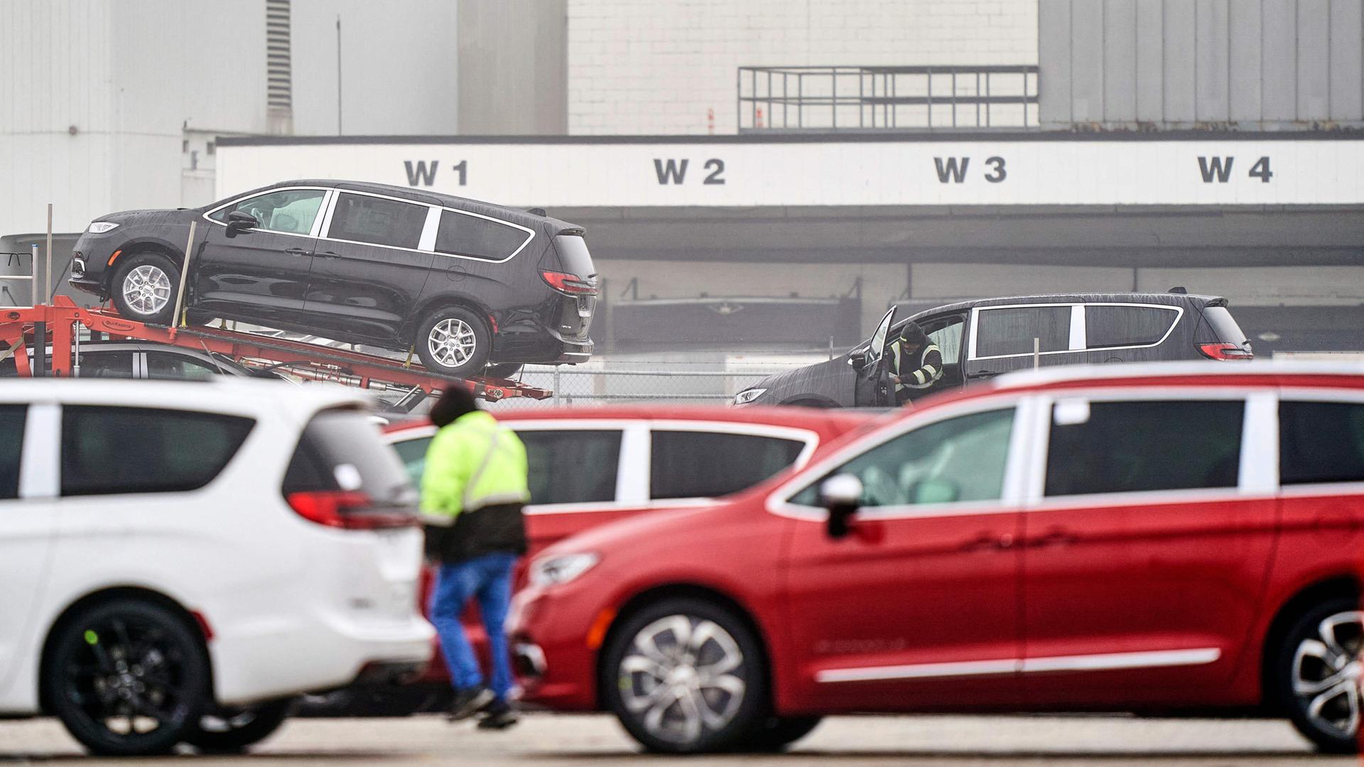 Arbeiter beladen Chrysler-Minivans im Stellantis Windsor-Montagewerk in Windsor, Ontario, Kanada.