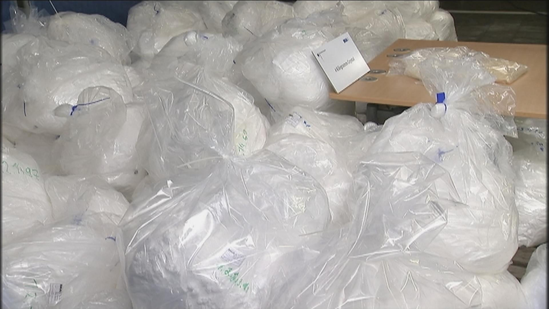 Auf dem Bild ist von der Polizei beschlagnahmtes Chrytel Meth zu sehen.