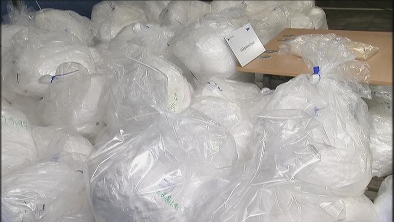 Auf dem Bild ist von der Polizei beschlagnahmtes Chrytel Meth zu sehen.