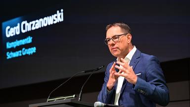 Gerd Chrzanowski, Leiter der Schwarz Gruppe, spricht bei der offiziellen Eröffnung des Schwarz Digits Campus.