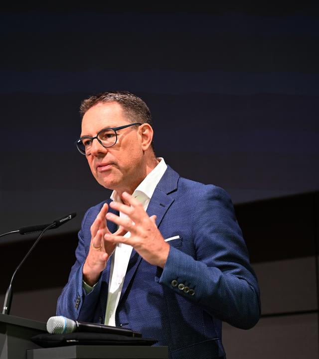 Gerd Chrzanowski, Leiter der Schwarz Gruppe, spricht bei der offiziellen Eröffnung des Schwarz Digits Campus.