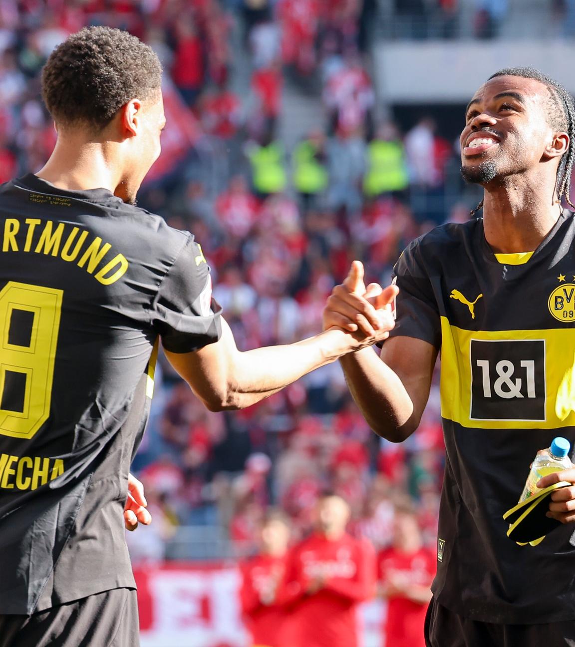 Felix Nmecha (links) und Carney Chukwuemeka (beide Borussia Dortmund) jubeln im Spiel gegen den SC Freiburg