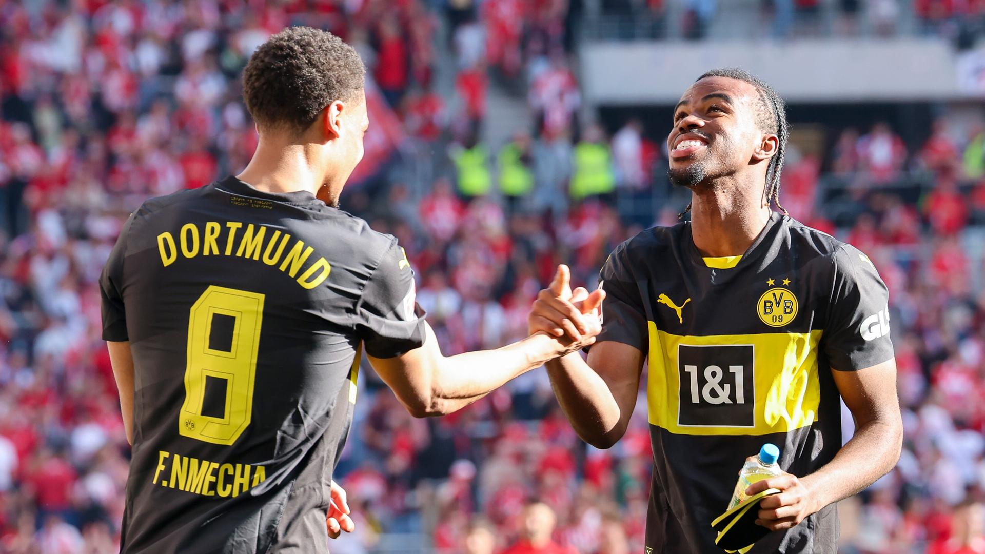 Felix Nmecha (links) und Carney Chukwuemeka (beide Borussia Dortmund) jubeln im Spiel gegen den SC Freiburg