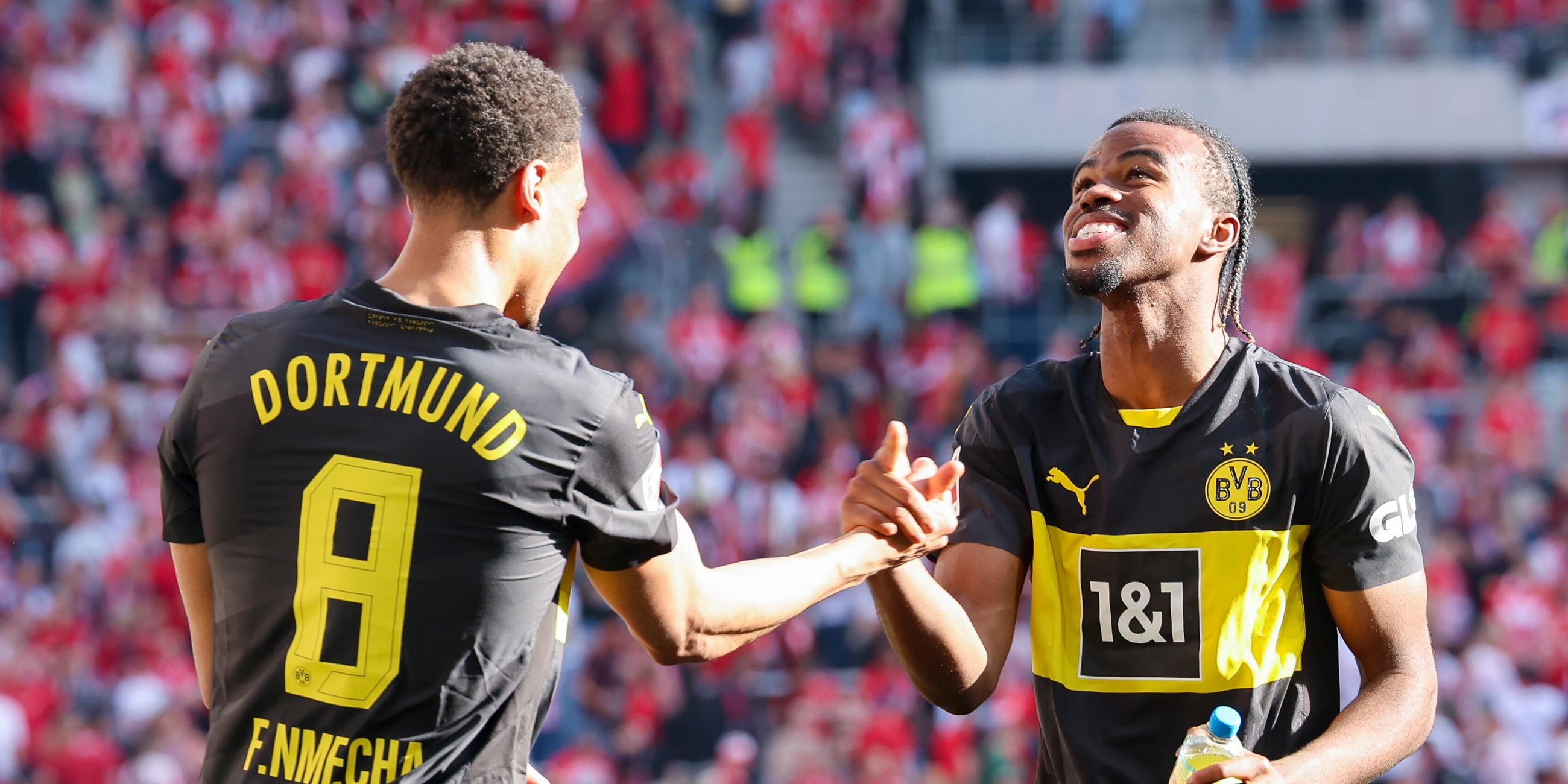 Felix Nmecha (links) und Carney Chukwuemeka (beide Borussia Dortmund) jubeln im Spiel gegen den SC Freiburg