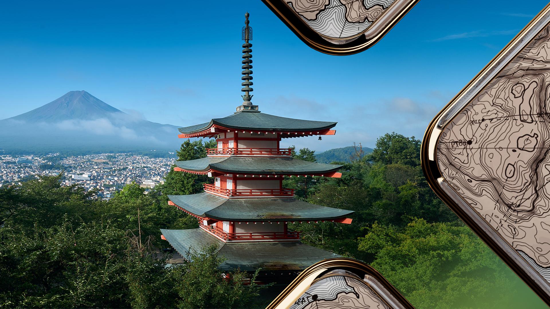 Im Hintergrund der Fuji in der Mitte Nebel. Im Vordergrund: Die Die Chureito Pagode ist Teil eines Shinto-Schreins.