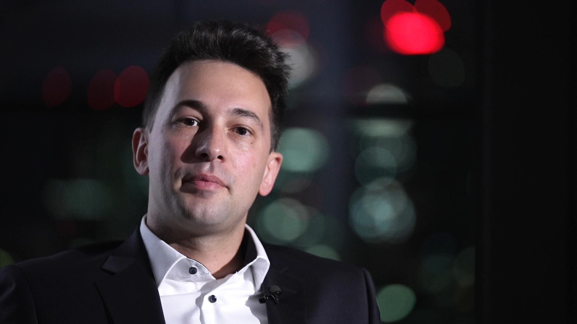 Porträtaufnahme von Cihan Kuzkaya, ehem. forensischer Ermittler bei KPMG, bei Interview