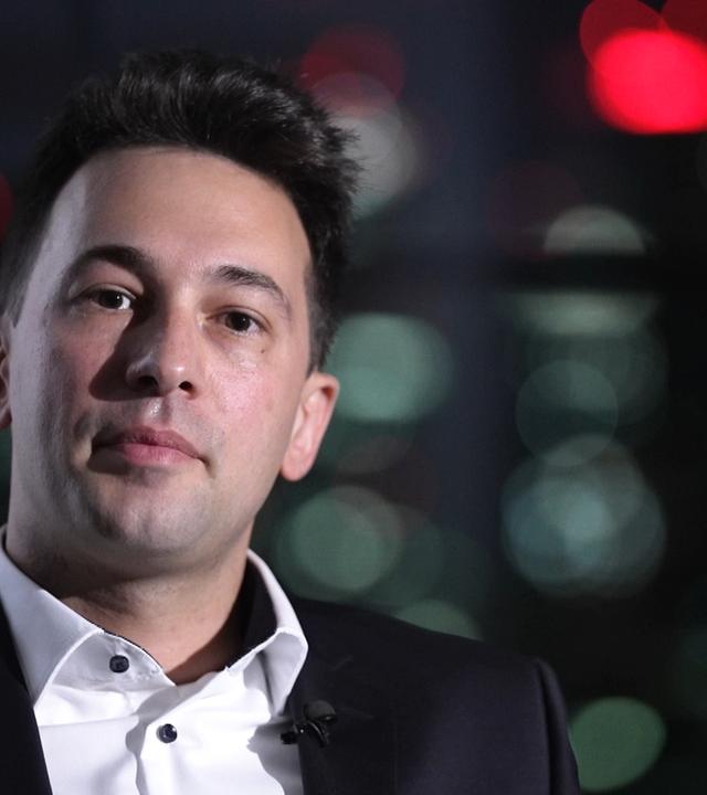 Porträtaufnahme von Cihan Kuzkaya, ehem. forensischer Ermittler bei KPMG, bei Interview