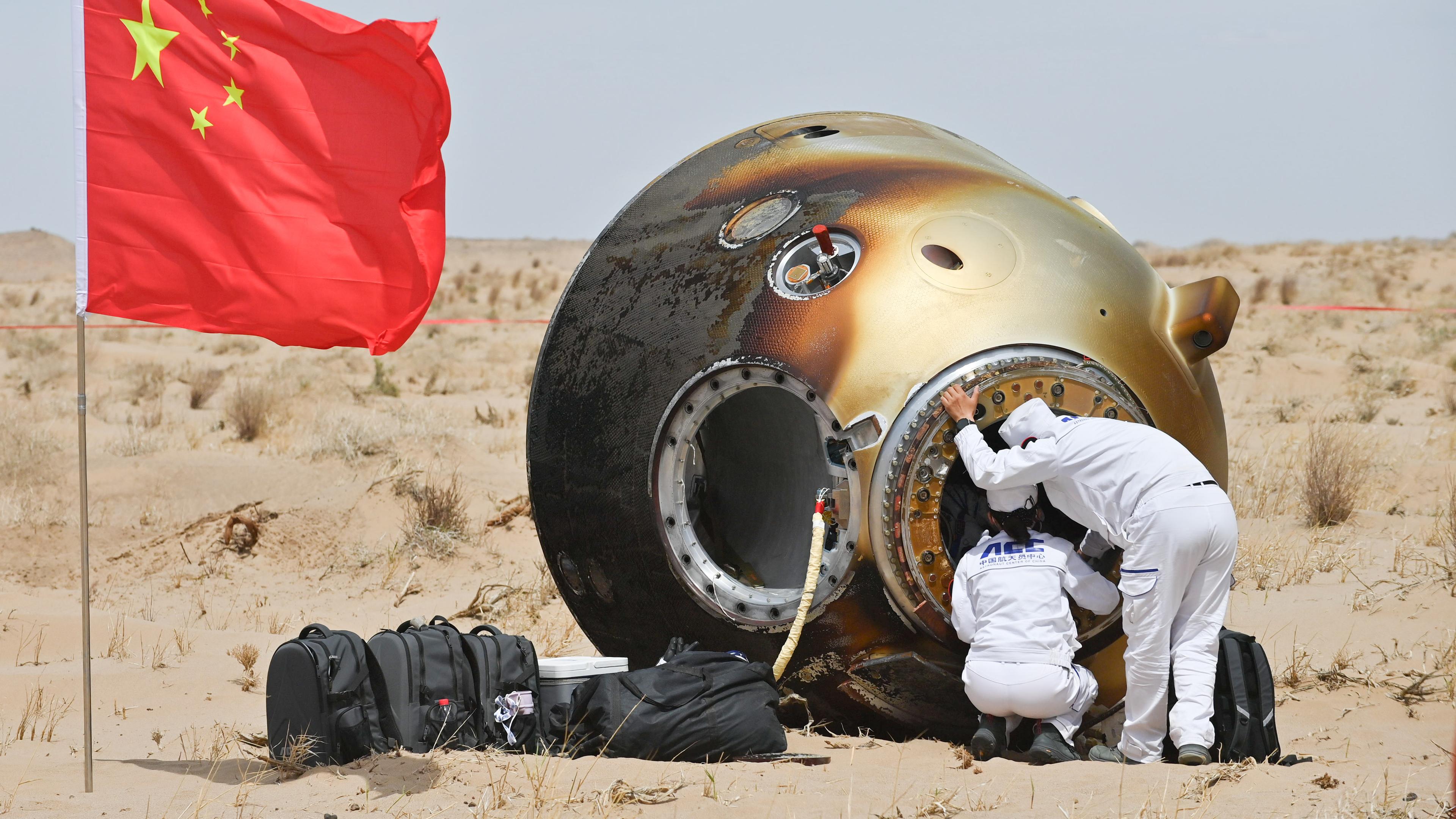 Die Rückkehrkapsel des bemannten Raumschiffs Shenzhou-19 mit den Astronauten Cai Xuzhe, Song Lingdong und Wang Haoze an Bord landet auf dem Landeplatz Dongfeng in der nordchinesischen Autonomen Region Innere Mongolei
