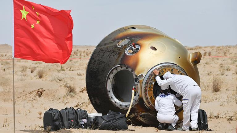 Die Rückkehrkapsel des bemannten Raumschiffs Shenzhou-19 mit den Astronauten Cai Xuzhe, Song Lingdong und Wang Haoze an Bord landet auf dem Landeplatz Dongfeng in der nordchinesischen Autonomen Region Innere Mongolei