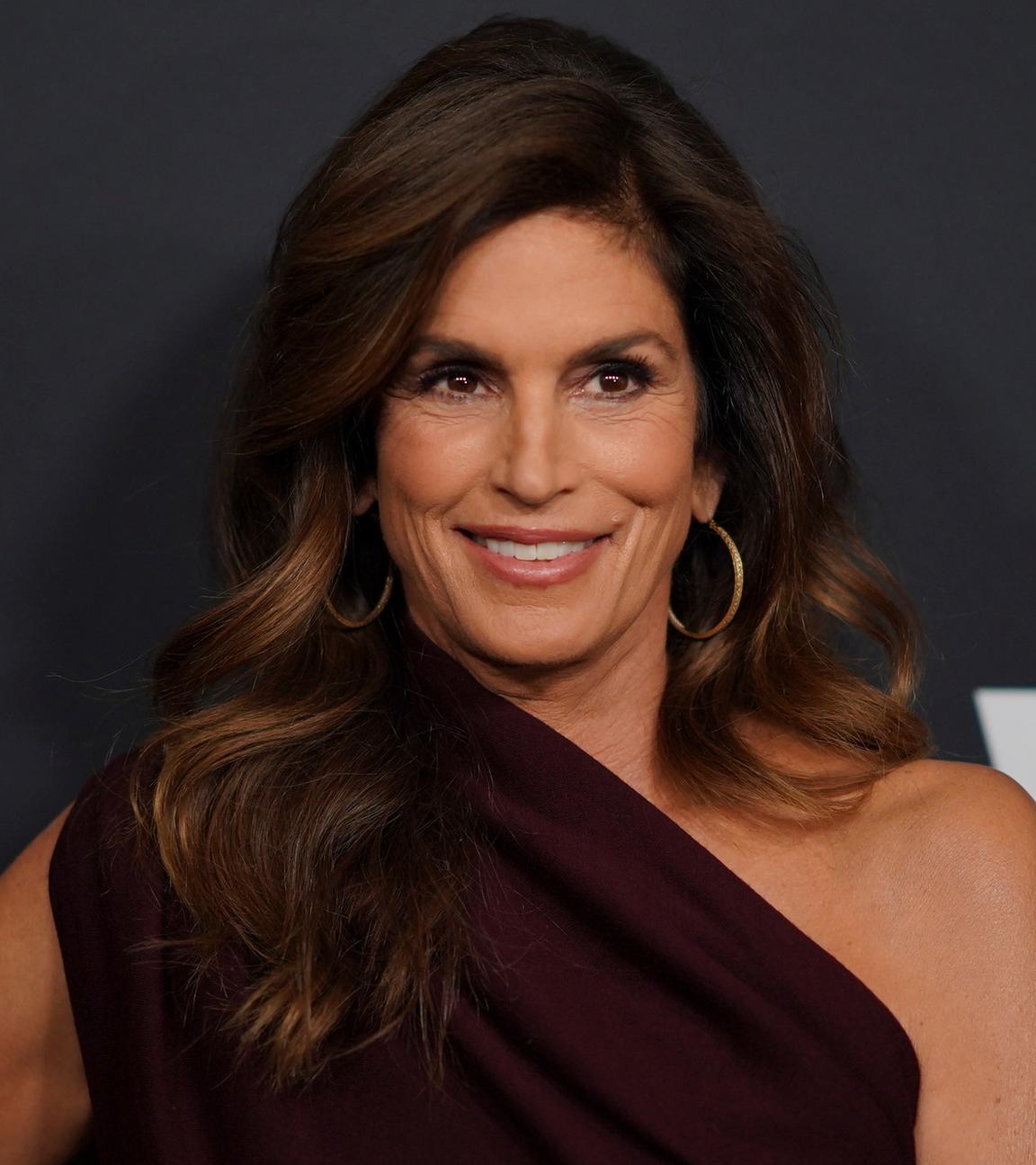 Cindy Crawford posiert auf einem Event für die Kameras. 