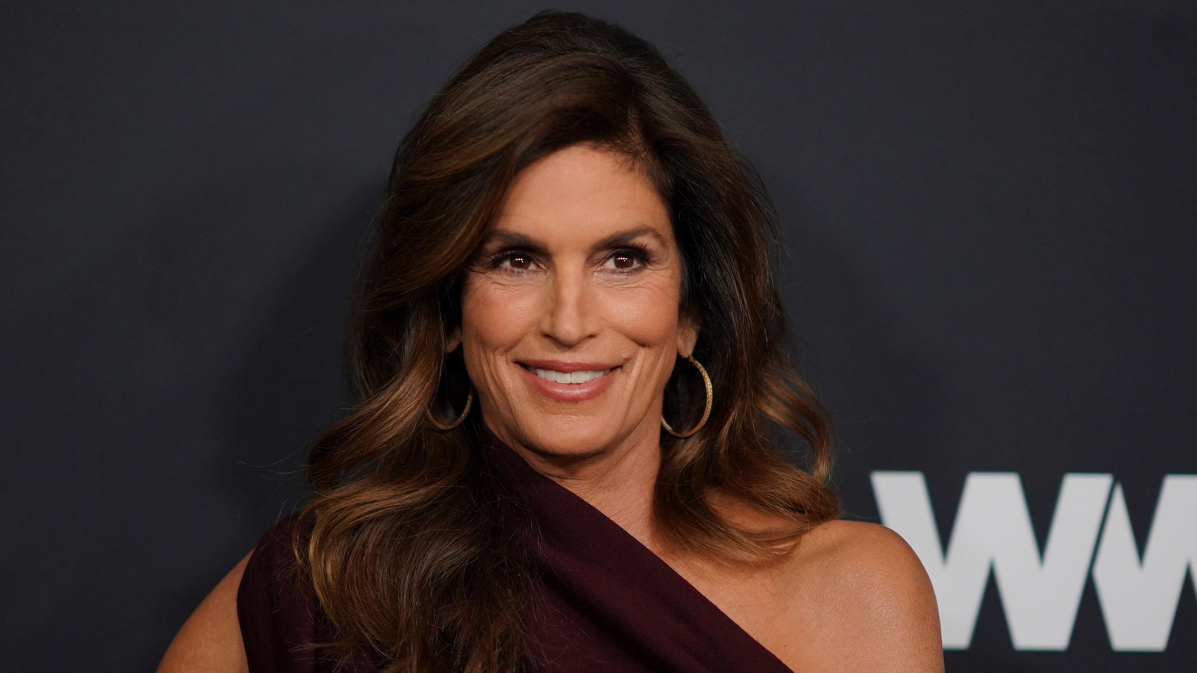Cindy Crawford posiert auf einem Event für die Kameras. 