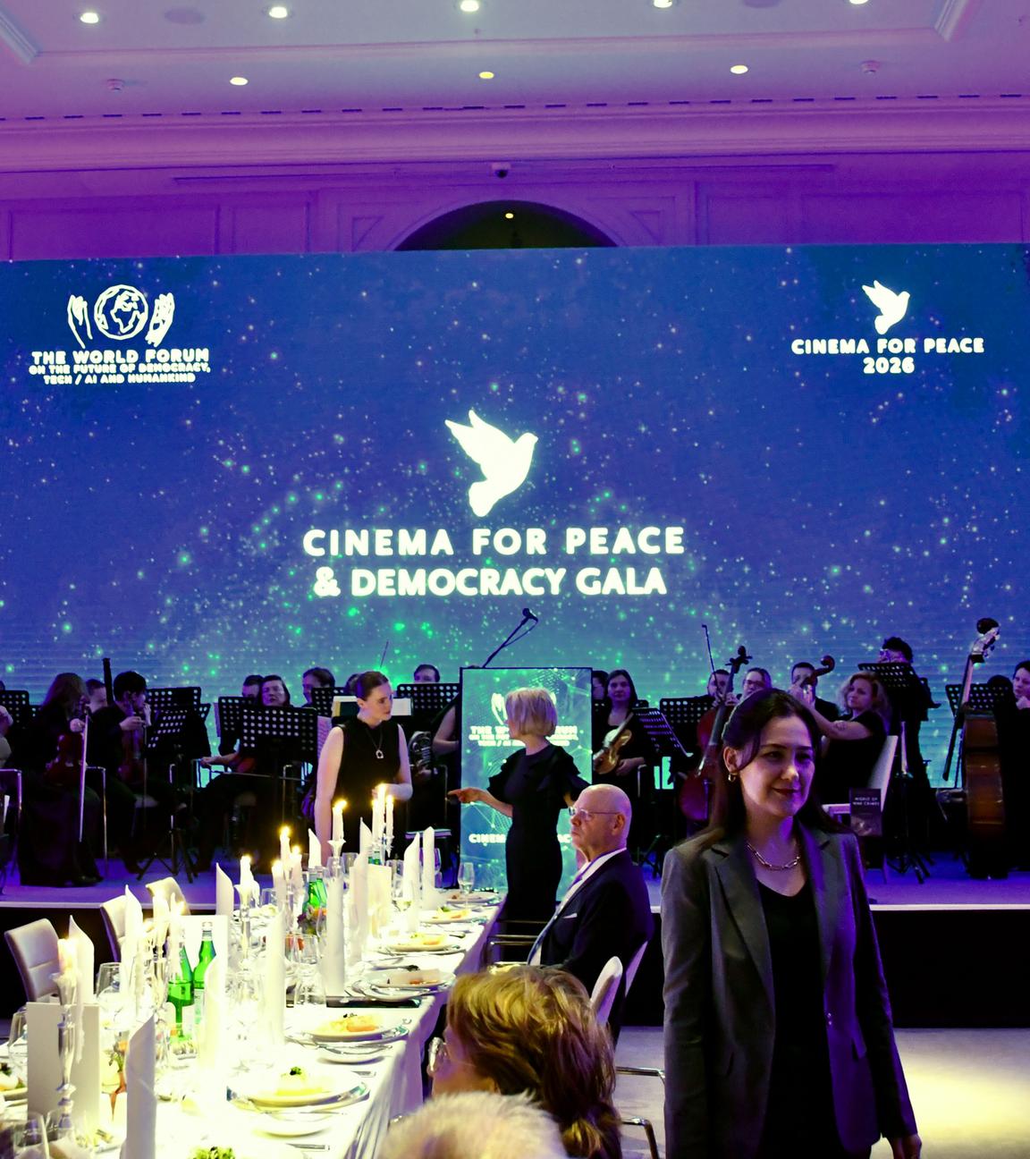 Ein Saal auf der Berlinale, auf einer Leinwand ist zu lesen: Cinema for Peace & Democracy Gala