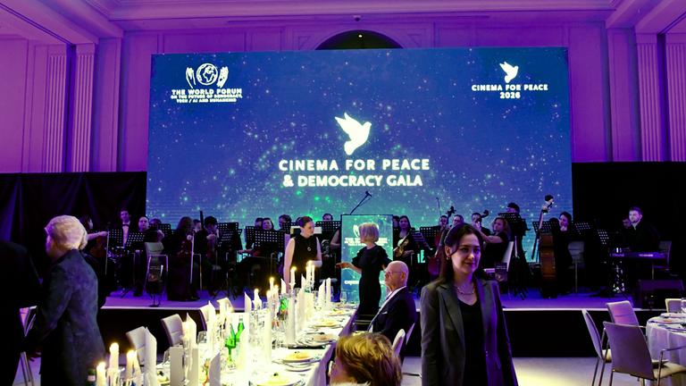 Ein Saal auf der Berlinale, auf einer Leinwand ist zu lesen: Cinema for Peace & Democracy Gala